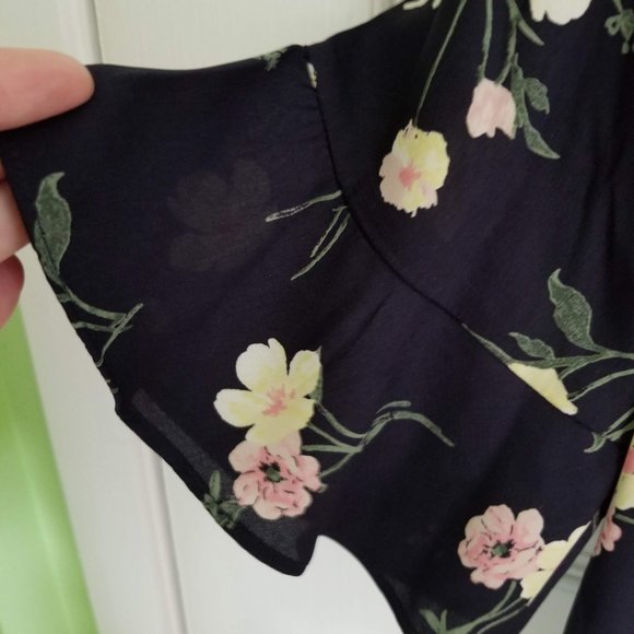 Blouse, blue floral, ladies size medium, new with tags - Picture 4 of 7